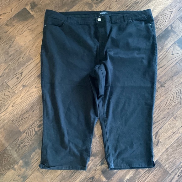Plus Size Black Capris - Picture 1 of 3